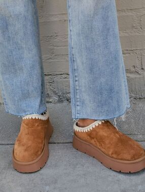 EUC- Pink Lily Brown Suede Platform Slipper Mules with Cream Trim Women's Size 6